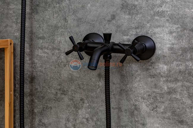 Смеситель Orange Mia M34-300B для ванны с душевым гарнитуром, черный Смеситель Orange Mia M34-300B для ванны с душевым гарнитуром, черный