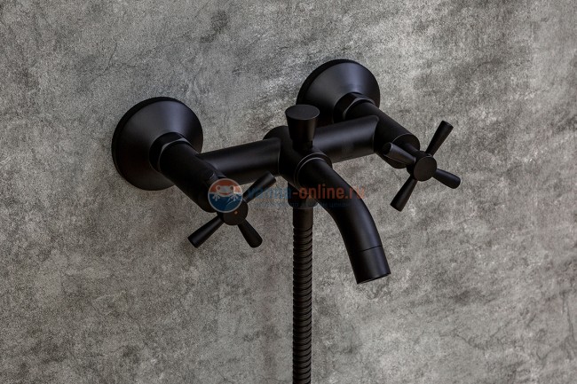 Смеситель Orange Mia M34-300B для ванны с душевым гарнитуром, черный Смеситель Orange Mia M34-300B для ванны с душевым гарнитуром, черный