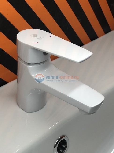 Смеситель Orange Loop M26-021W для раковины, белый Смеситель Orange Loop M26-021W для раковины, белый